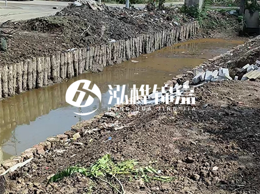 農(nóng)村最便宜的護(hù)坡做法-松木樁護(hù)坡靠譜嗎？