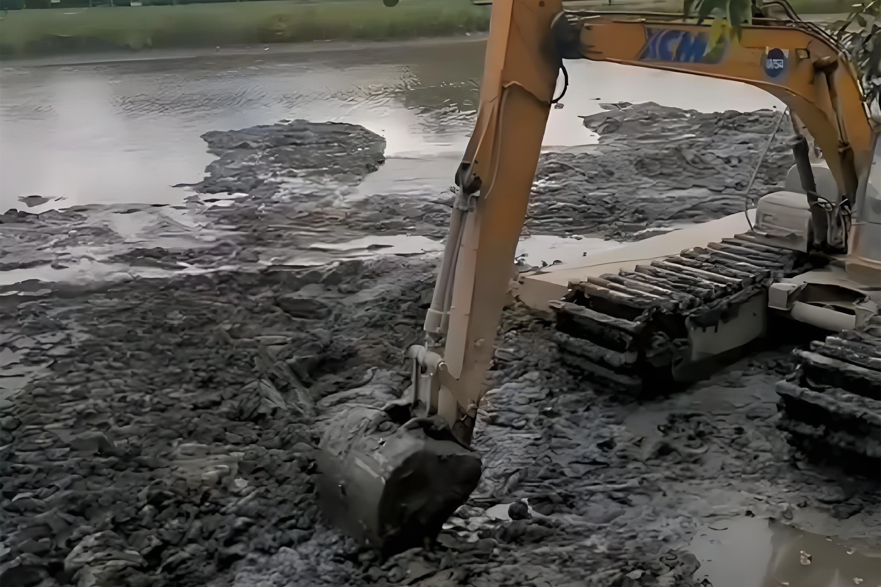 江西水挖清淤團(tuán)隊(duì)泓樺錦嘉-水上挖機(jī)清淤要避開汛期嗎？