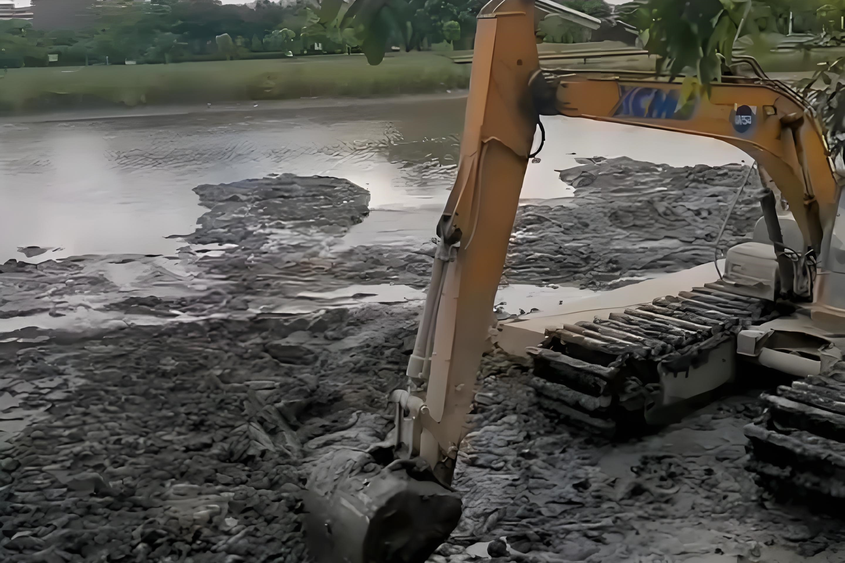 廣東東莞挖機清淤施工隊-水塘清淤需要請專業(yè)隊伍嗎？