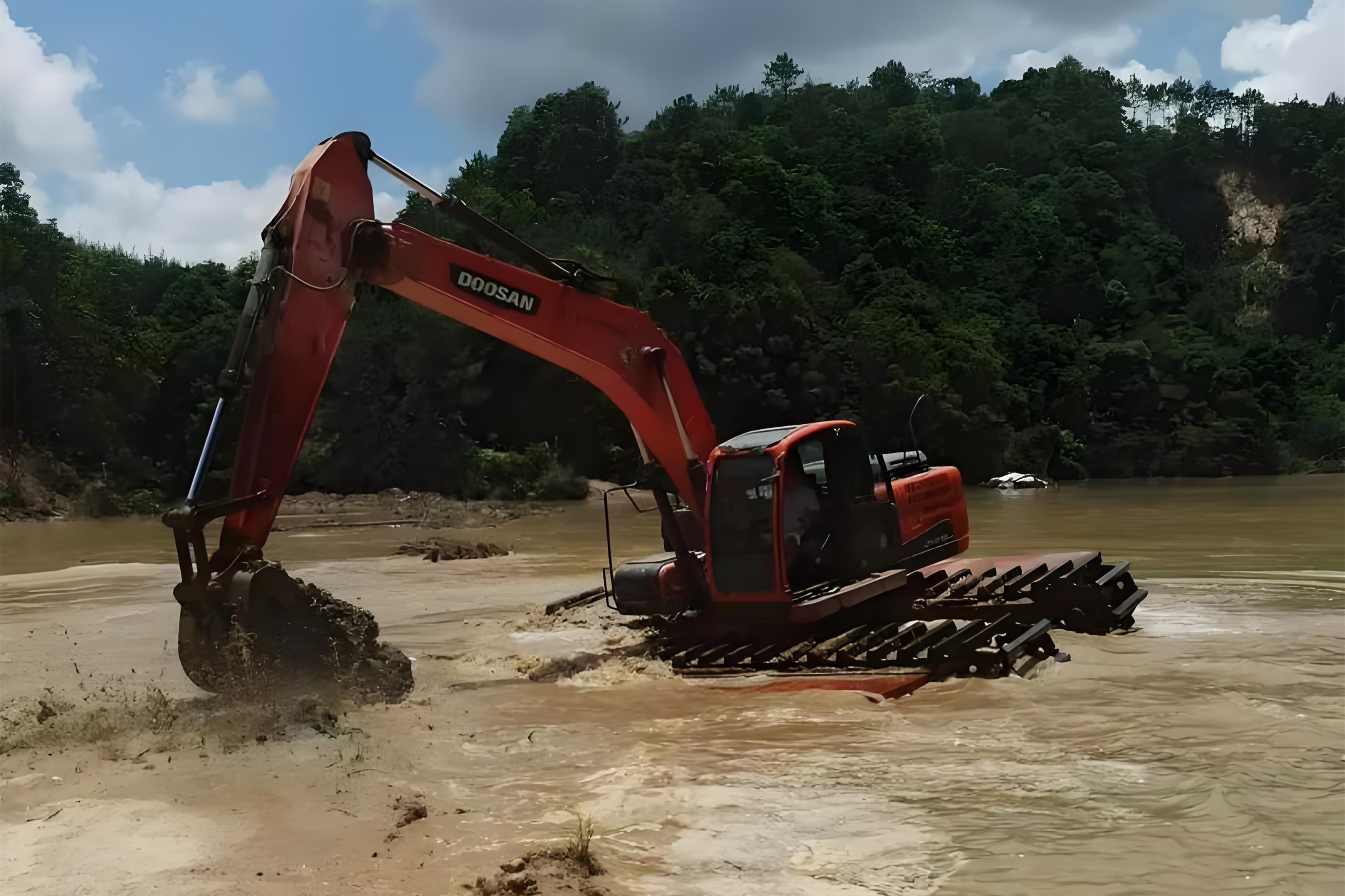 浙江杭州挖機清淤施工隊-沼澤地清淤需要先排水嗎？