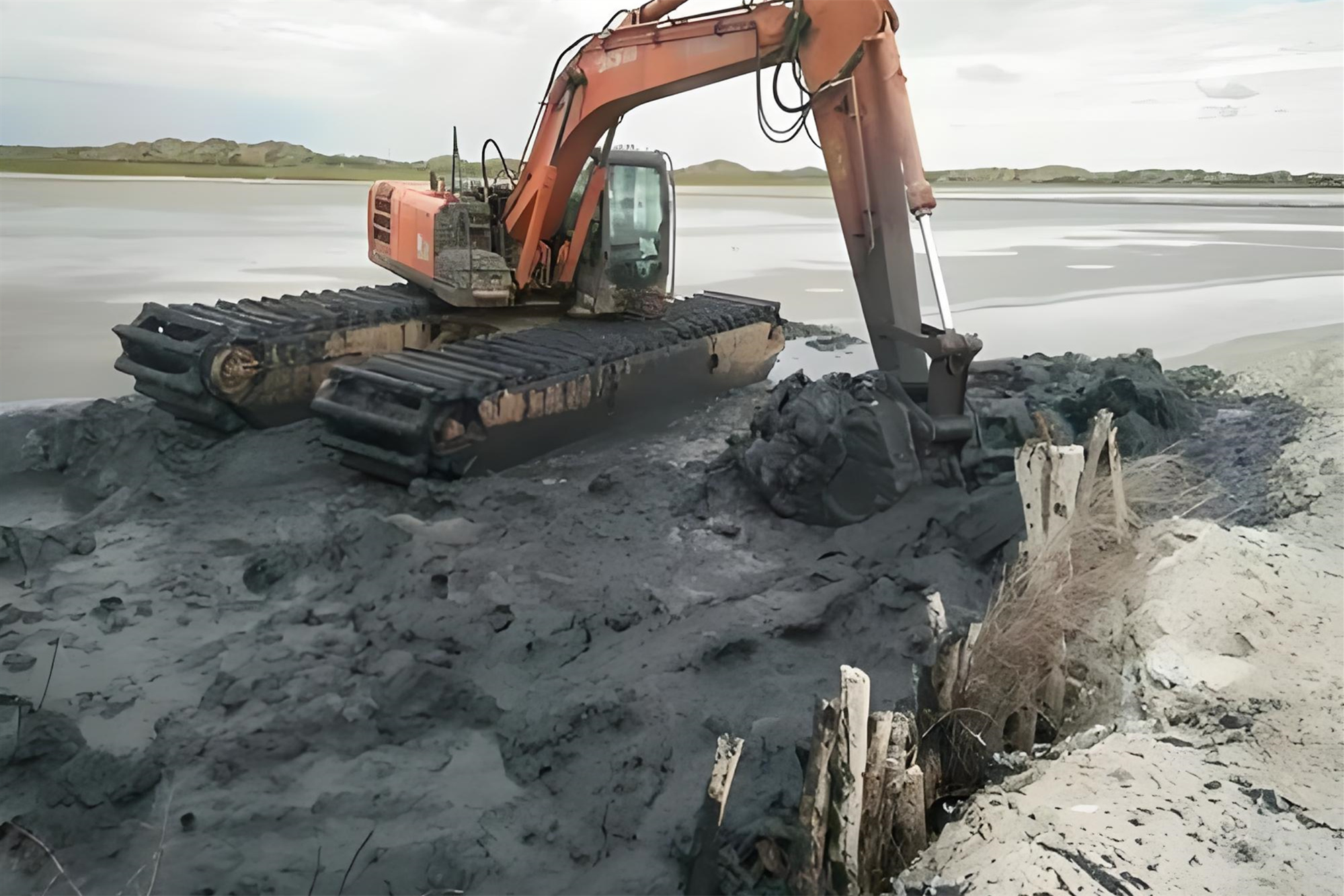 北京昌平區(qū)水上挖機清淤隊-挖機清淤效率受哪些因素影響？