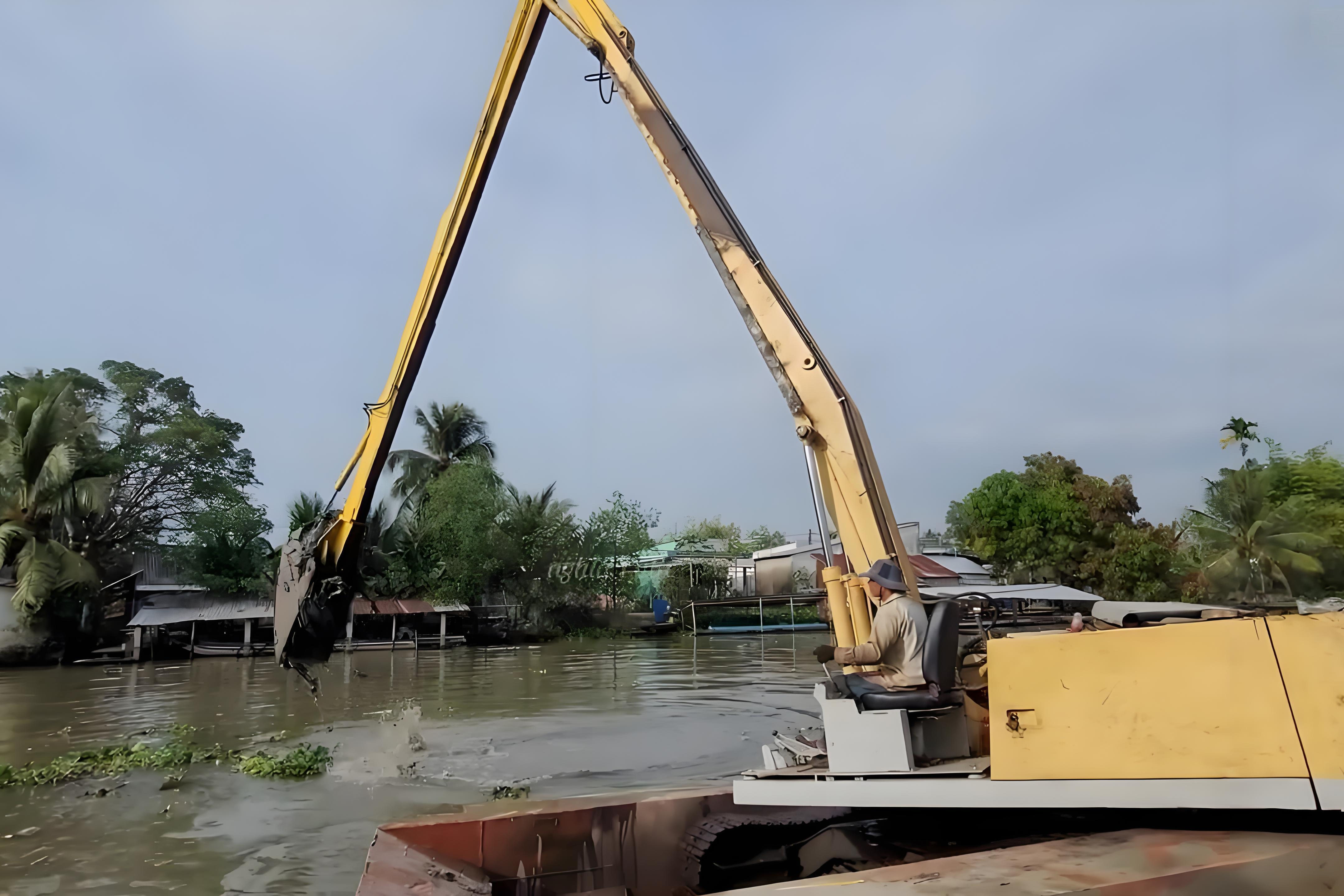 甘肅玉門水上挖機清淤施工隊 - 小型水上挖機清淤適合小河道嗎？