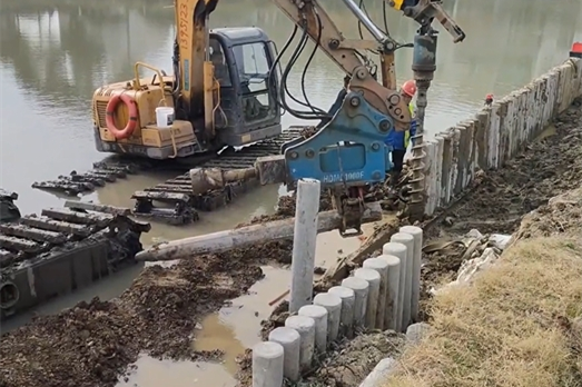 水泥樁批發(fā)廠家泓樺錦嘉-水泥仿木樁適合用于河道護(hù)坡嗎？