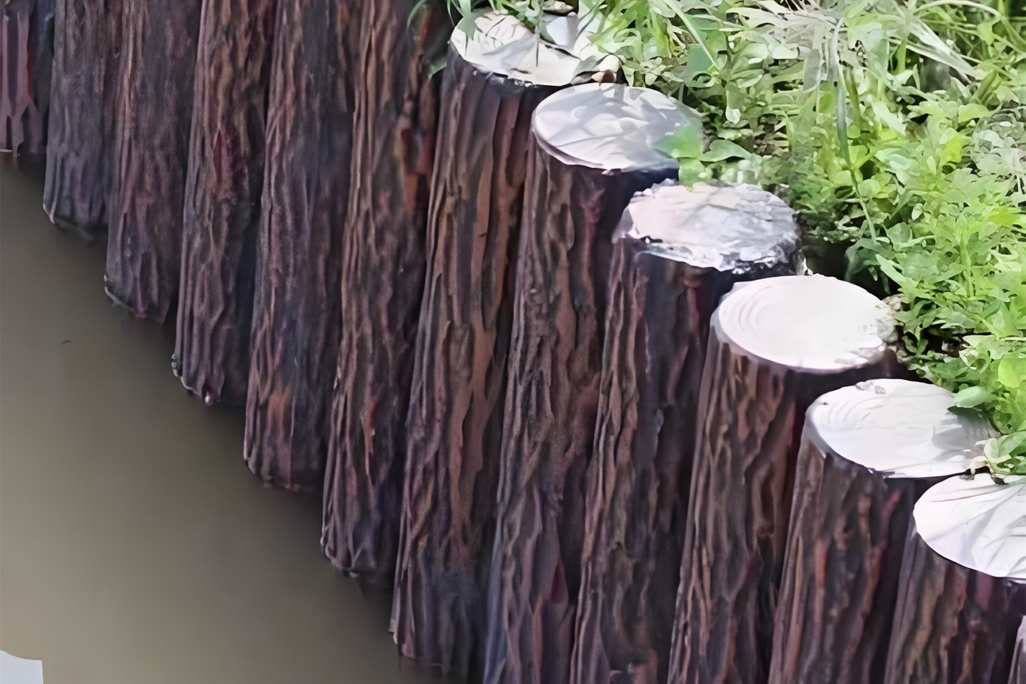 水泥樁批發(fā)廠家泓樺錦嘉-水泥仿木樁的顏色會褪色嗎？