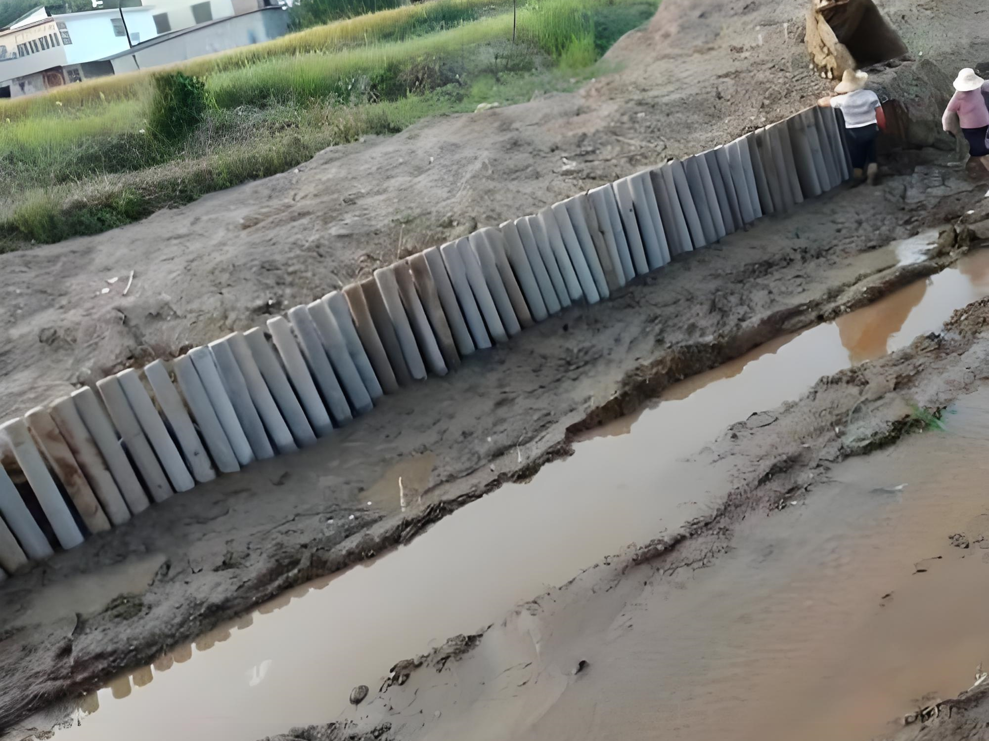 水泥仿木樁施工隊(duì)泓樺錦嘉 - 水泥仿木樁為什么有空心也有實(shí)心的？