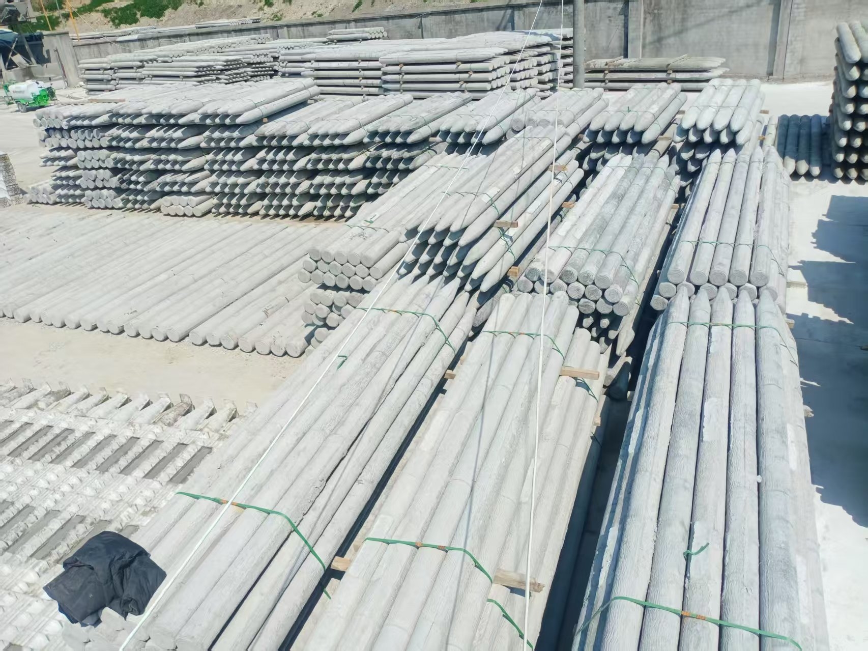 水泥仿木樁施工隊(duì)泓樺錦嘉 -?水泥仿木樁可以用于魚(yú)塘圍欄嗎